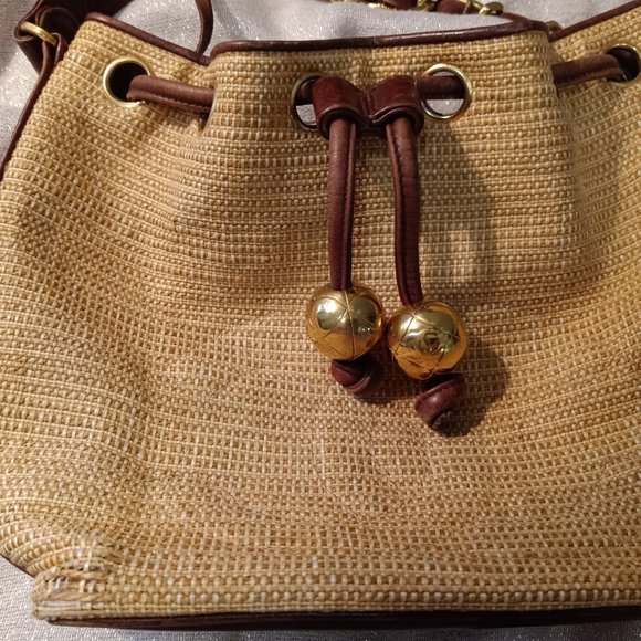 Chanel Vintage drawstring bucket tote bag with pouch and CC gold hardware - Picture 9 of 15